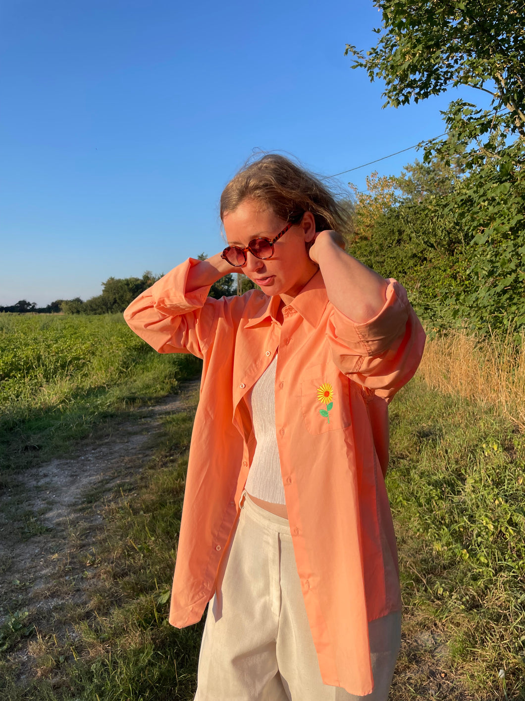 Chemise corail brodée fleur