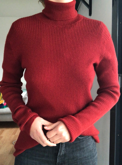 Pull col roulé brique