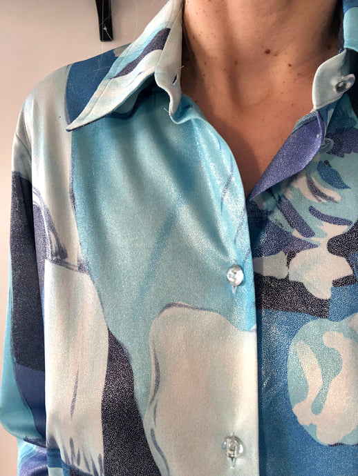 Chemise bleue irisée