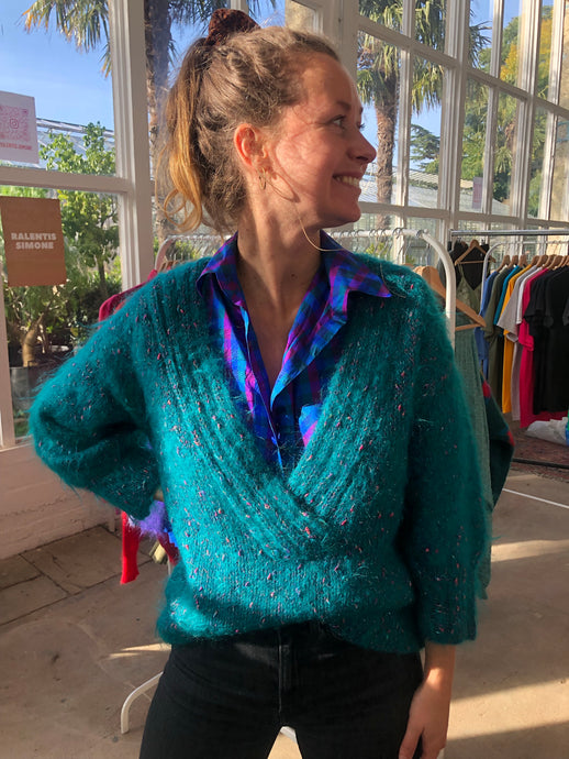 Pull fait-main col v