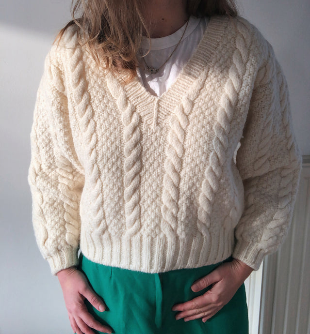 Pull fait-main col v